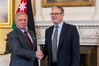 Le Premier ministre britannique Keir Starmer (à droite), qui a rencontré jeudi le roi Abdallah II de Jordanie, a menacé Israël de nouvelles "actions concrètes" si Ie pays ne cessait pas son offensive militaire et ne levait pas ses restrictions sur l'aide humanitaire à Gaza. KEYSTONE/EPA/BETTY LAURA ZAPATA / POOL